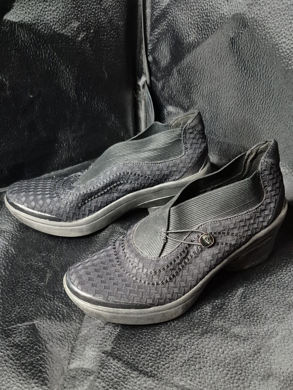 Bzees Women's 7W Black Slip-On Wedge Stretch Shoe